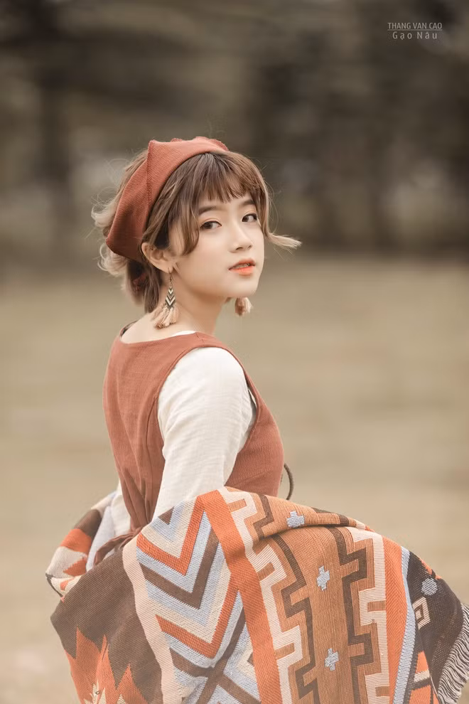 Trước mắt, Ly vẫn muốn tập trung cho việc học và theo đuổi nghề mẫu ảnh. Thế nhưng nếu có cơ hội, cô nàng cũng muốn thử sức trong lĩnh vực nghệ thuật.