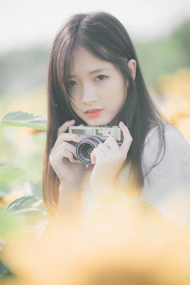 Đã qua tuổi học trò thế nhưng Hoài Linh vẫn trông giống hệt nữ sinh trung học nhờ khuôn mặt và vóc dáng cực kỳ hack tuổi. Mới đây, bộ ảnh đồng phục của cô nàng nhận được nhiều phản hồi tích cực.