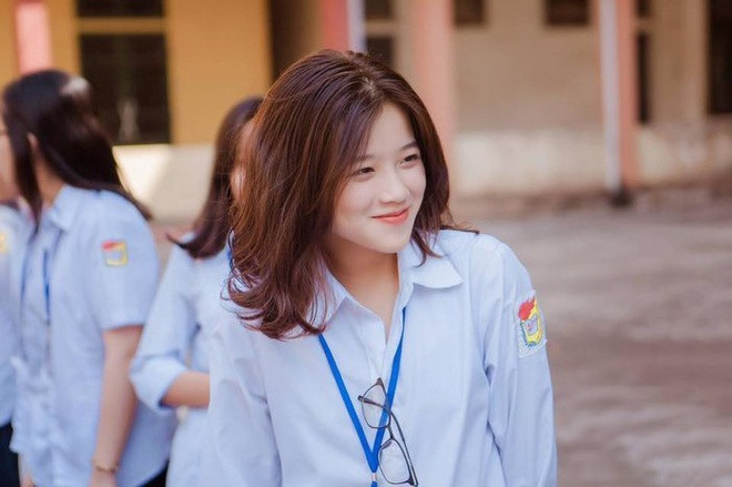 Từ thời còn là học sinh của trường THPT chuyên Hùng Vương, Phú Thọ, Vương Khánh Ly (SN 2001) đã nổi tiếng nhờ khuôn mặt trong sáng, rạng rỡ. Ảnh của hot girl đồng hương với tuyển thủ Hà Đức Chinh thậm chí còn được chia sẻ trên mạng xã hội Trung Quốc và nhận được rất nhiều lời khen.