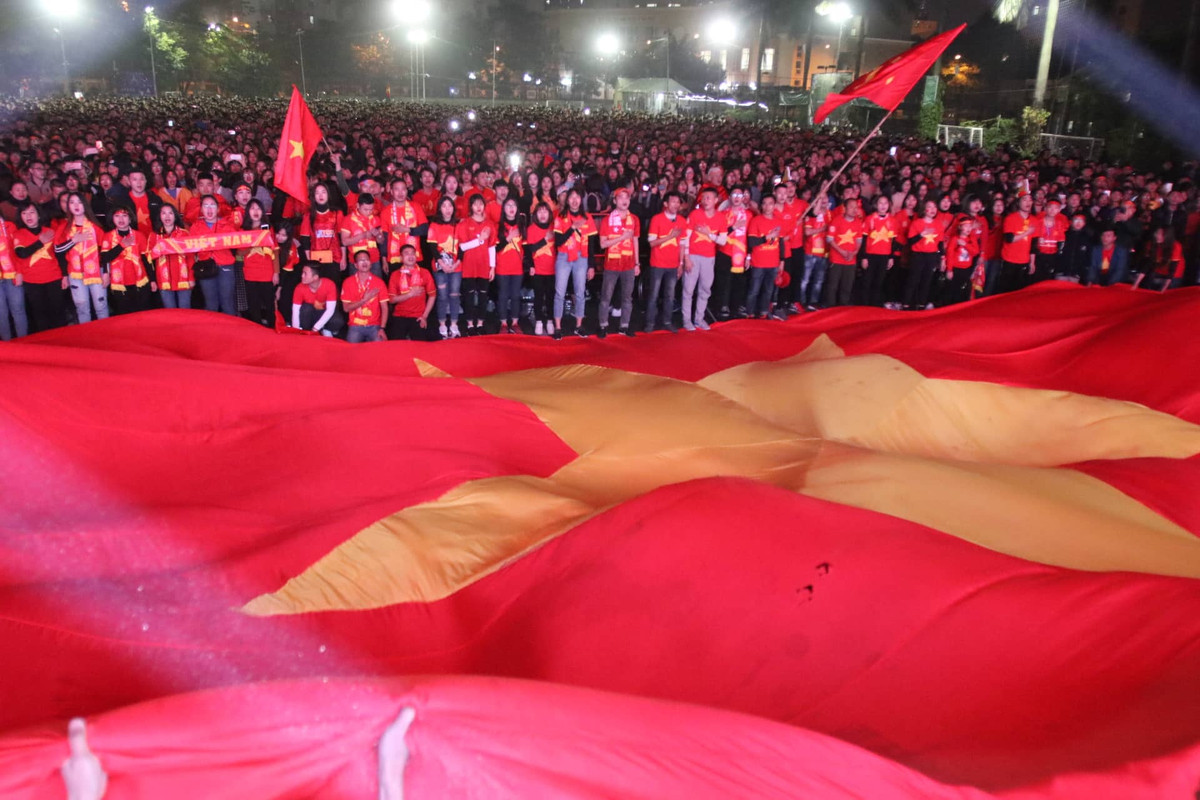 Khoảnh khắc cực kỳ đẹp khi Quốc ca vang lên, tất cả người hâm mộ đều hát vang. Việt Nam đã chờ đợi khoảnh khắc này thật sự rất lâu rồi.