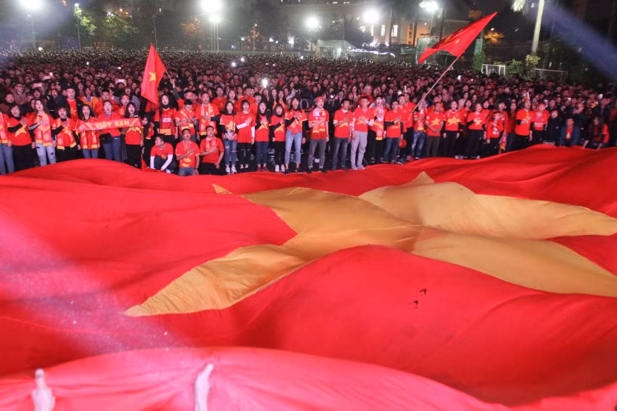 Khoảnh khắc cực kỳ đẹp khi Quốc ca vang lên, tất cả người hâm mộ đều hát vang. Việt Nam đã chờ đợi khoảnh khắc này thật sự rất lâu rồi.