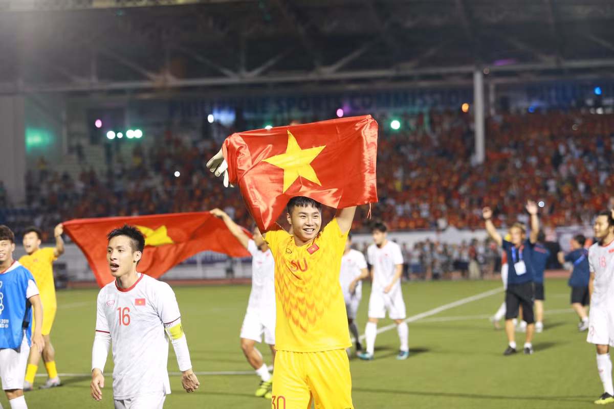 Khoảnh khắc thủ thành Văn Toản, người đã bắt bóng rất xuất sắc trong trận chung kết giơ cao lá cờ Tổ quốc khiến rất nhiều người xúc động.