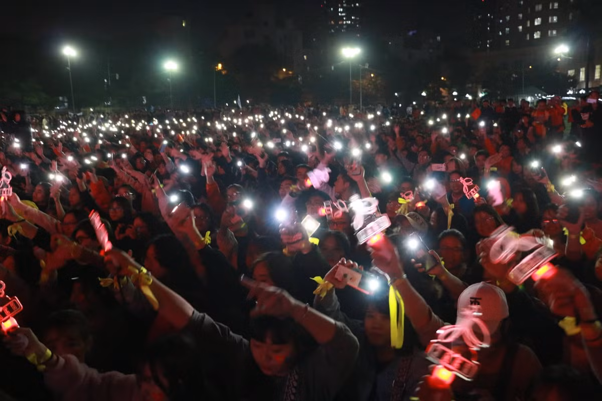 Người hâm mộ bóng đá Việt Nam sử dụng điện thoại để tạo nên một khung cảnh tuyệt đẹp. Kể từ khi vô địch AFF Cup 2018, bóng đá Việt Nam mới một lần nữa làm hàng triệu con tim vỡ oà đến vậy.