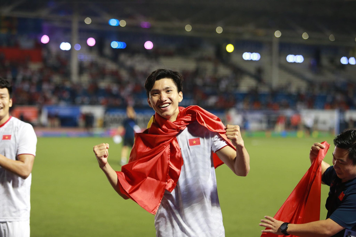 Đoàn Văn Hậu, người hùng đã ghi hai bàn trong trận chung kết mới đây cho biết anh sẽ cố gắng hết sức để giành lấy tấm HCV về cho người hâm mộ, vì màu cờ sắc áo, và anh đã làm được, thậm chí là làm rất tốt.