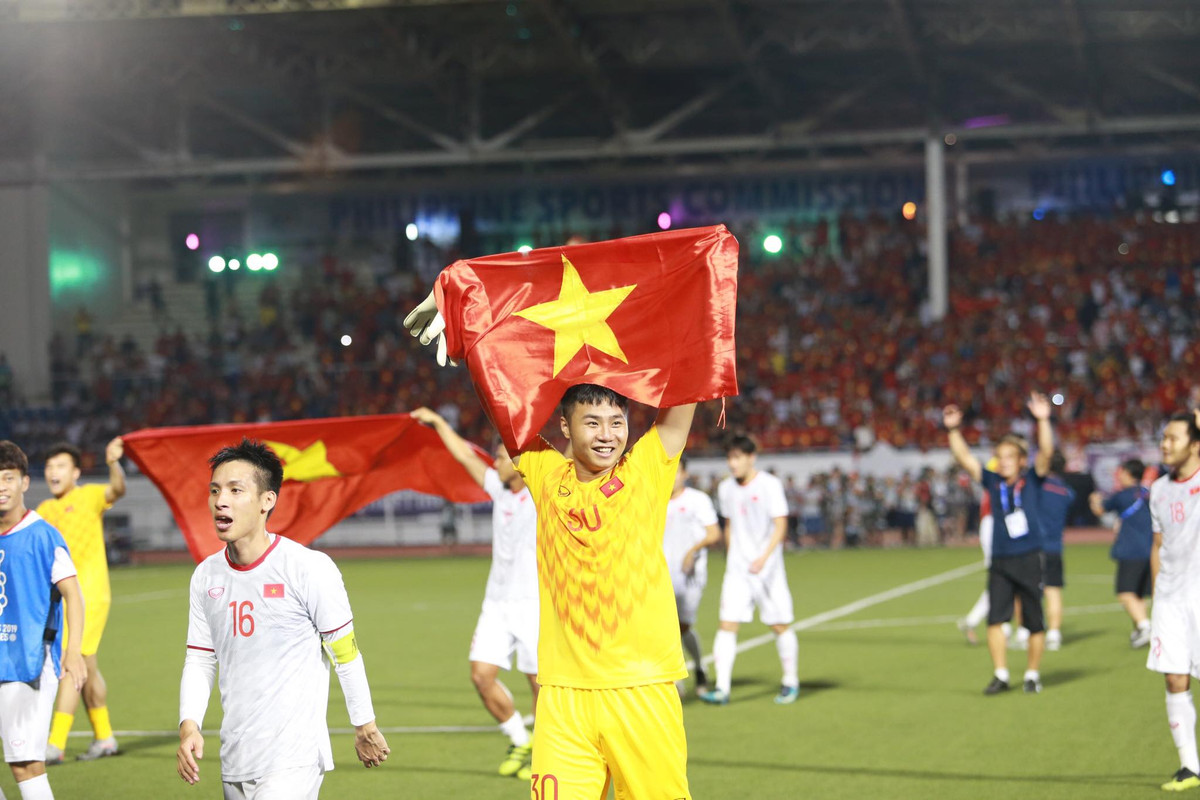 Khoảnh khắc thủ thành Văn Toản, người đã bắt bóng rất xuất sắc trong trận chung kết giơ cao lá cờ Tổ quốc khiến rất nhiều người xúc động.