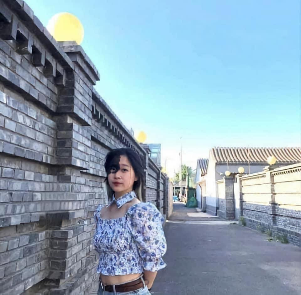 Cô nàng luôn gây chú ý dù chỉ diện những bộ đồ rất bình thường.