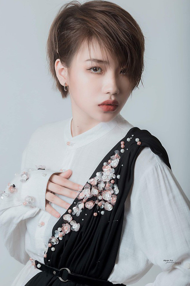 Chỉ cần makeup sương sương, cô gái trẻ trông chẳng kém gì hot girl.