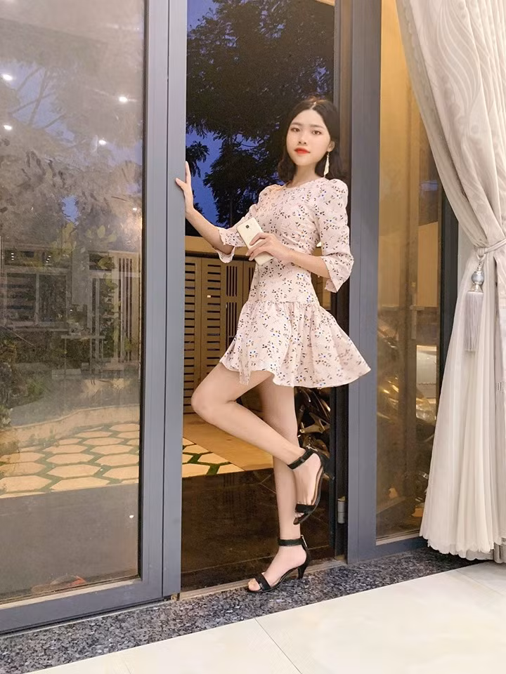 Từ đó, Anh Thi chăm lo cho ngoại hình của bản thân, tập tành skincare, makeup. Kết quả, cô nàng trở nên thon gọn hơn, làn da trắng sáng và gương mặt sắc sảo.