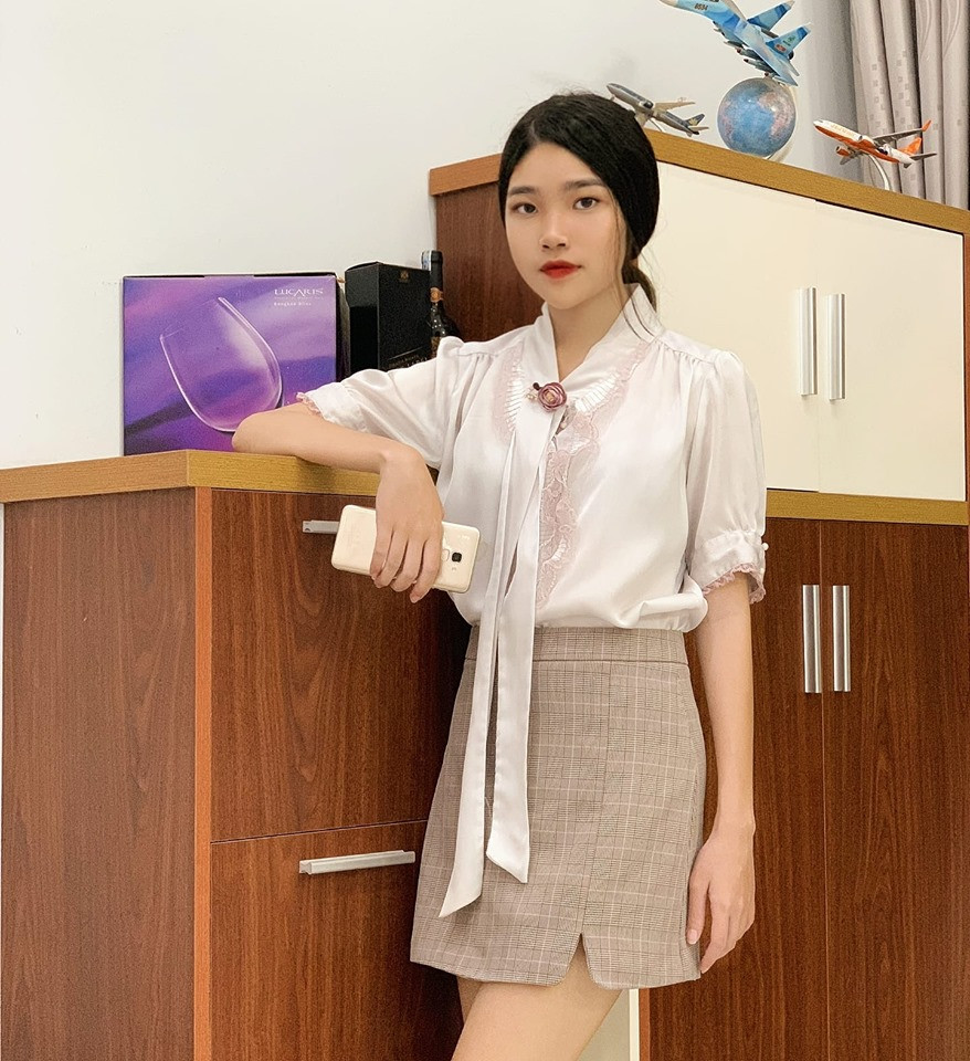 "Vừa xinh vừa giỏi nhé, con gái nhà người ta đây rồi", "Không biết bạn crush kia có tiếc không nhỉ" là bình luận của dân mạng về Thi.