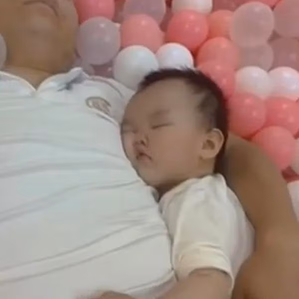 May sao sau đó có mẹ của một bạn nhỏ khác "mách nước chỉ đường", chị vợ mới tìm thấy hai bố con trong nhà bóng. Hóa ra hai bố con vui chơi mệt quá, ôm nhau nằm ngủ luôn trong đấy.