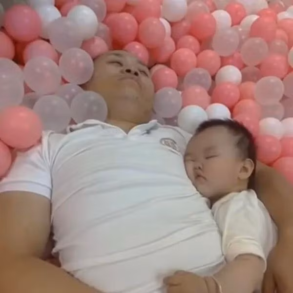 "Lúc tìm được hai bố con nó mà tôi vừa tức vừa buồn cười, chỉ muốn đấm cho ông chồng một cái. Sau đấy tôi có hỏi là anh không sợ con bị ai bế đi mất à thì ông còn bảo anh thấy con ngủ mất tiêu rồi anh mới ngủ, với cả anh ôm con chặt lắm không ai bế đi được đâu". Chị vợ chia sẻ.