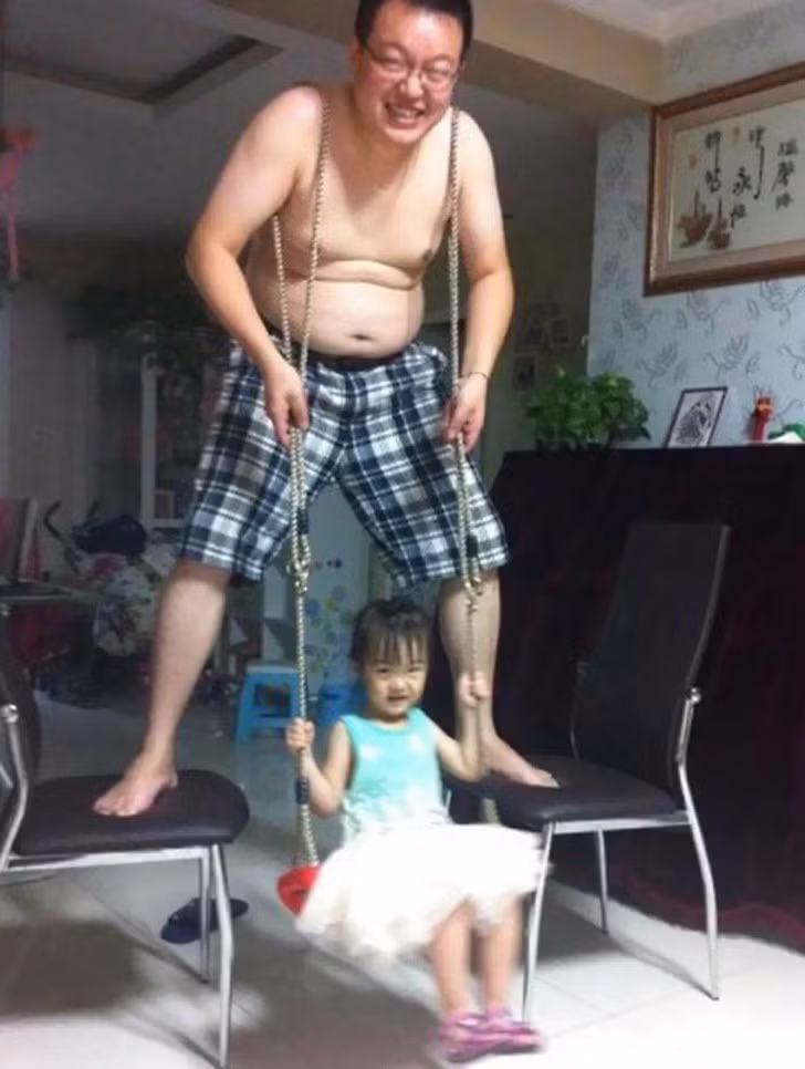 Các ông bố luôn có những cách chăm con khác biệt khiến ai cũng phải bật cười.