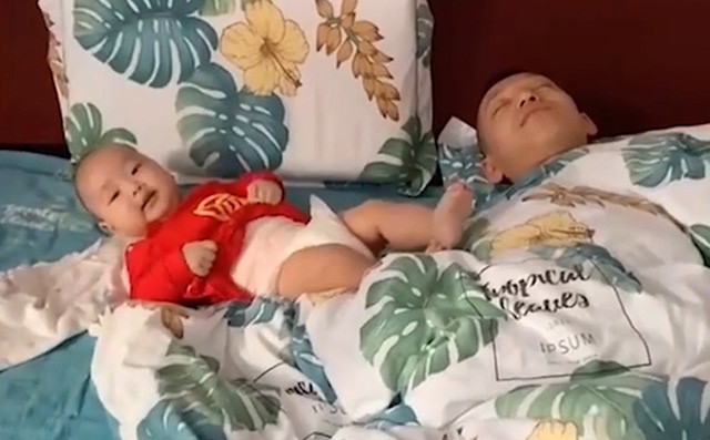 Ngoài ông bố vô tư ôm con ngủ trong nhà bóng nói trên, rất nhiều bà mẹ đã chia sẻ những trường hợp "khó nói thành lời" của chồng mình khi chăm con. Như hình ảnh này thì không biết bố chăm con hay con chăm bố nữa.