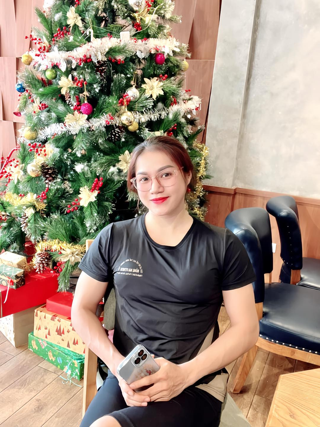 Ny quen chồng vào đầu năm 2022 tại một phòng tập. Được bạn bè giới thiệu Ny là vận động viên chuyên nghiệp, Tân lên kế hoạch làm quen. Thế nhưng một lần trong phòng tập, khi vừa cất tiếng gọi "Chị ơi cho em hỏi", chàng trai ngay lập tức bị dội gáo nước lạnh bởi Ny quắc mắt quay lại vặn: "Bộ già lắm hay sao mà gọi bằng chị?".