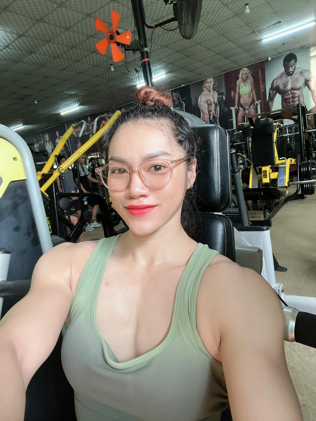 Tuy nhiên Tân vẫn không bỏ cuộc. Anh gửi lời kết bạn với Ny và chủ động nhắn tin mỗi ngày. Từ chủ đề liên quan đến gym như ăn uống, cách tập sao cho hiệu quả dần dà cả hai nhắc tới sở thích, thói quen của nhau nhiều hơn.