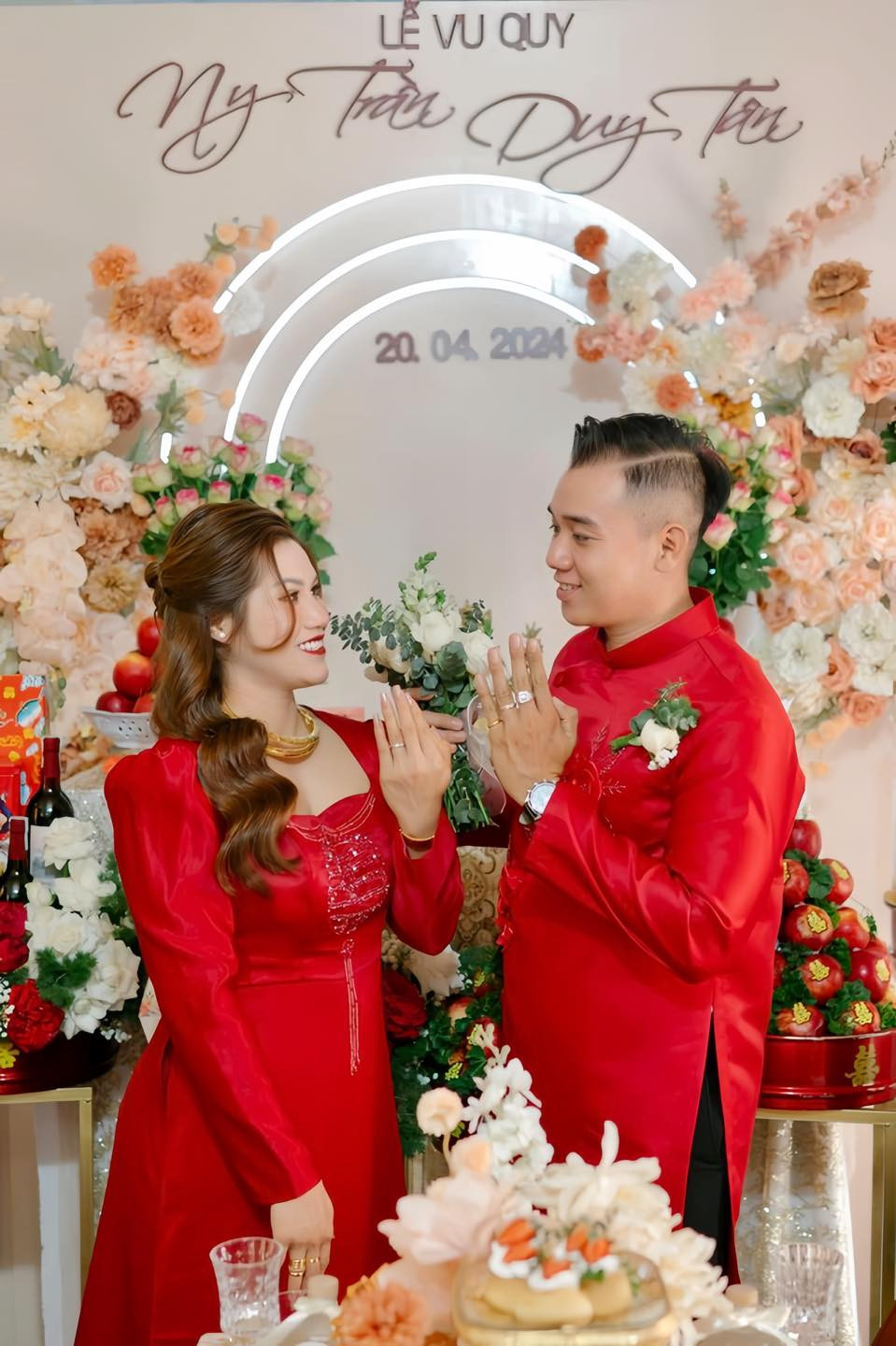 Tuy nhiên, vượt qua tất cả, Trần Ny và Hồ Duy Tân (29 tuổi, nhân viên ngân hàng) đã đến với nhau và có đám cưới nhỏ xinh vào tháng 4 năm nay.