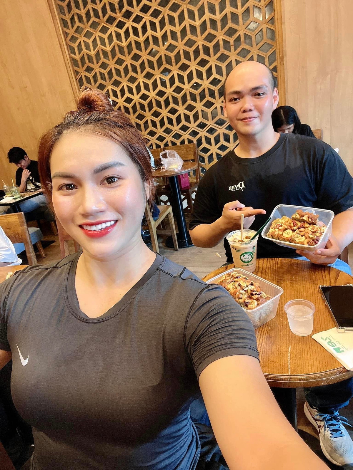 Hiện tại, cả 2 có cuộc sống hôn nhân hạnh phúc, Ny có người chồng luôn yêu thương và thấu hiểu cho công việc của vợ.