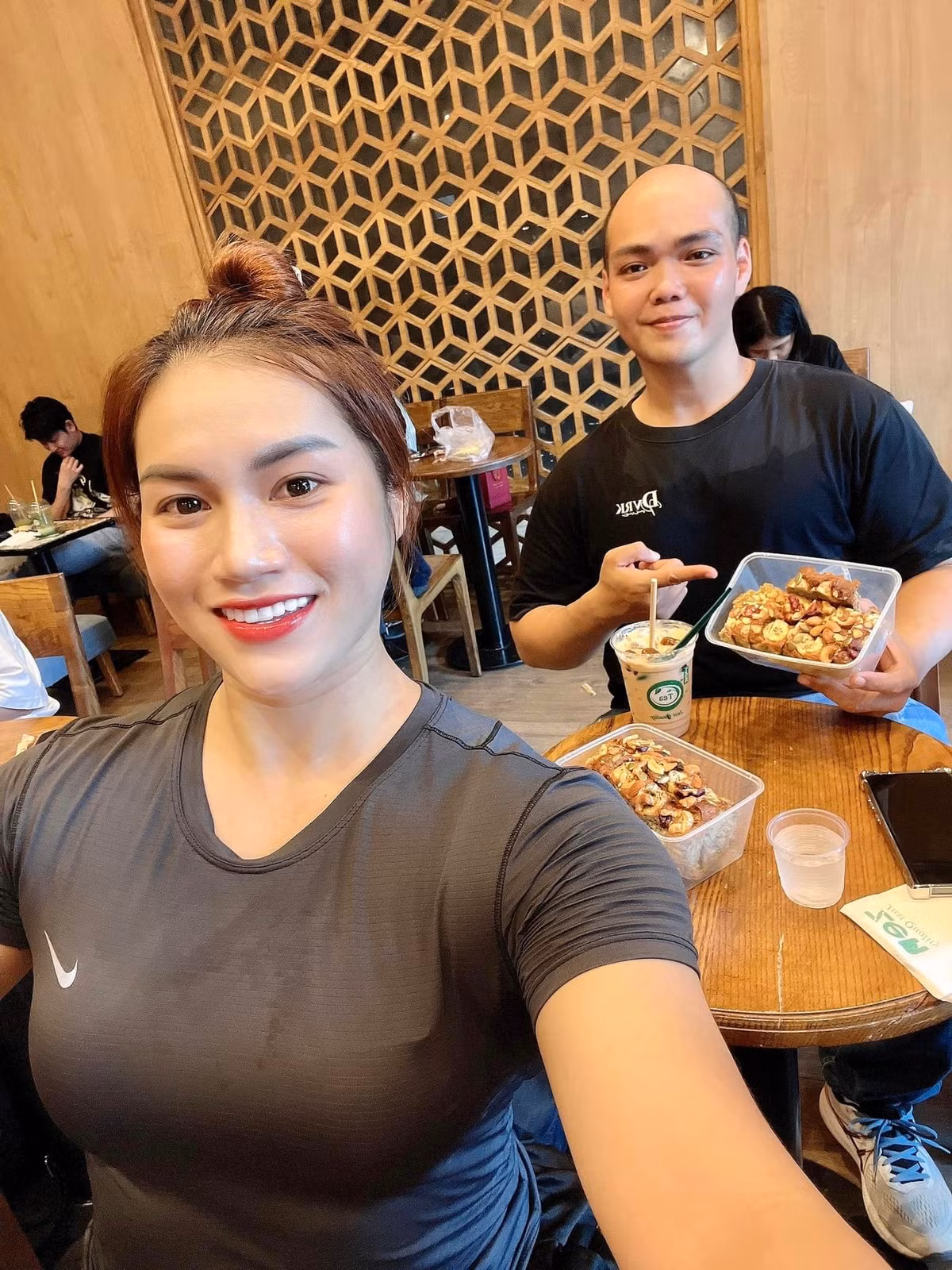 Hiện tại, cả 2 có cuộc sống hôn nhân hạnh phúc, Ny có người chồng luôn yêu thương và thấu hiểu cho công việc của vợ.