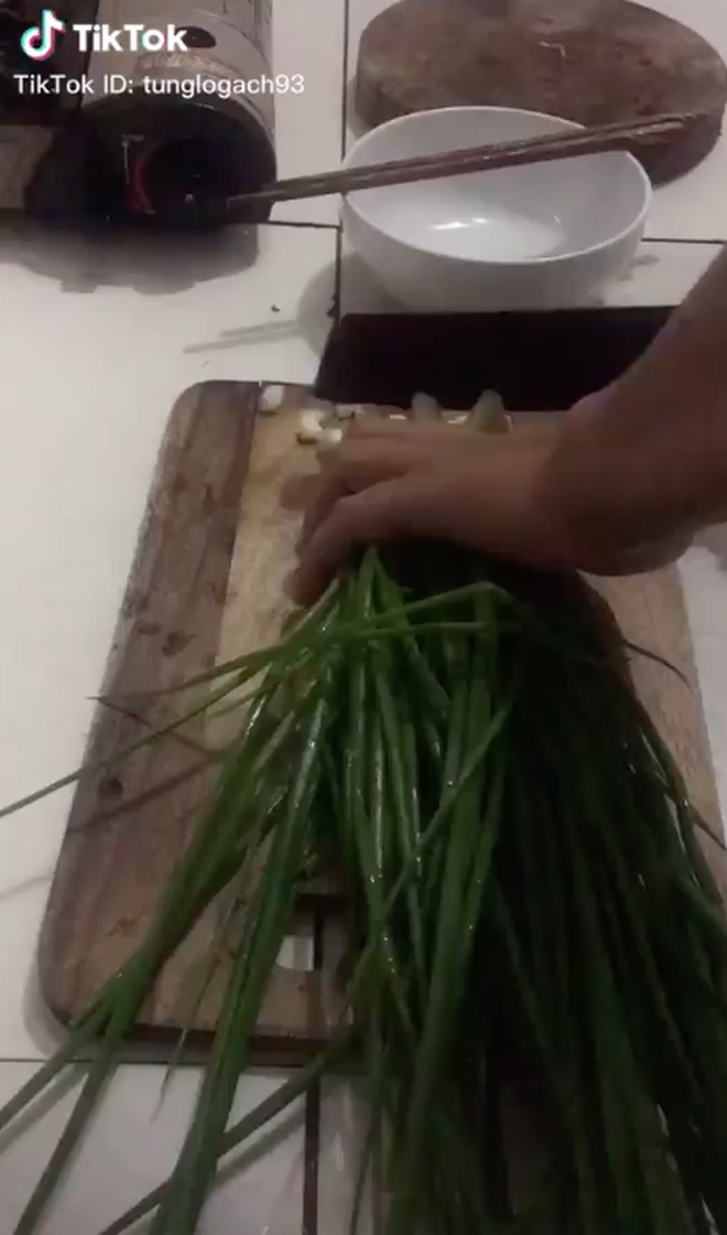 Hành được chàng trai này sử dụng không chỉ là gia vị, mà đây như là món rau chính trong món ăn vậy.