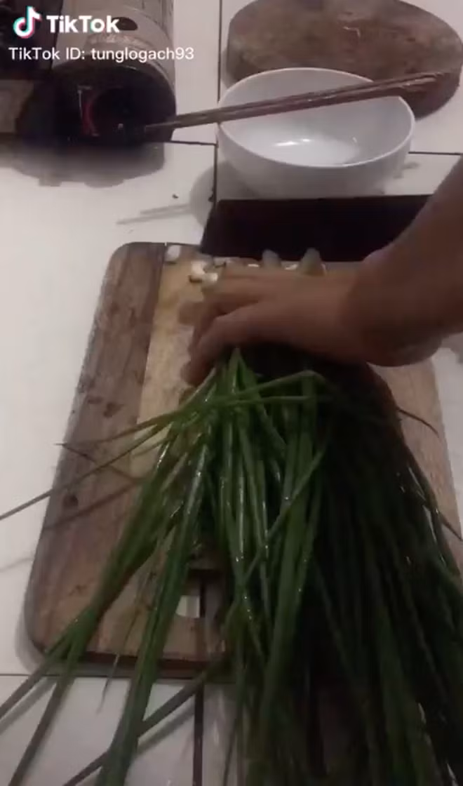 Hành được chàng trai này sử dụng không chỉ là gia vị, mà đây như là món rau chính trong món ăn vậy.