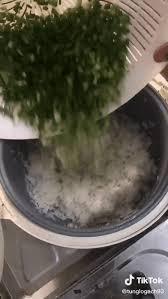 Những món ăn với hành mà Tùng Hành làm cũng khiến người xem phải trầm trồ và mắt tròn mắt dẹt về độ lạ lẫm và khác người.