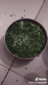 Mỗi lần thái hành là chỉ có tính bằng tô, bởi vì thế mới thỏa mãn được niềm đam mê ăn hành của anh chàng Tiktoker này.