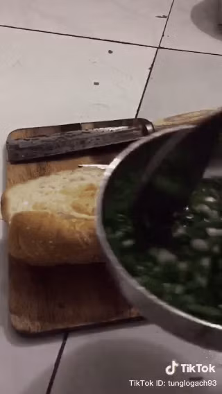 Không chỉ ăn được hành mà chàng trai này còn nghiện ăn rất nhiều hành, mỗi món ăn sẽ được bổ sung hành với số lượng cực lớn.