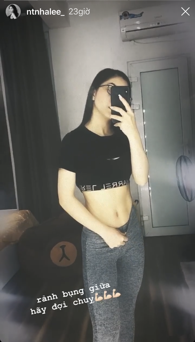 Hình ảnh mới nhất được Nhật Lê (bạn gái cũ Quang Hải) chia sẻ trên story Instagram gần đây cho thấy cô nàng có một vòng eo khá nhỏ gọn cùng đường cơ bụng đang dần lộ rõ hơn. Được biết, đây là kết quả của việc ăn uống khoa học và chăm chỉ tập gym, chạy bộ bất kể ngày đêm của nàng WAG.