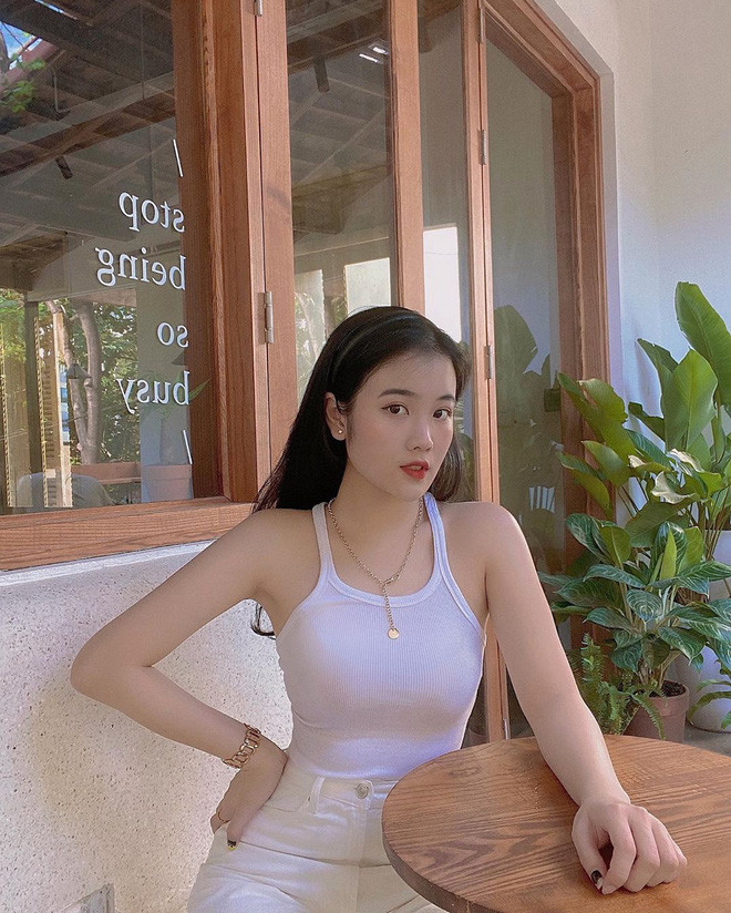 Mỗi khi diện áo hở rốn hay ôm sát, Hoàng Anh Ốc lại khoe được vòng eo siêu nhỏ không chút mỡ thừa.