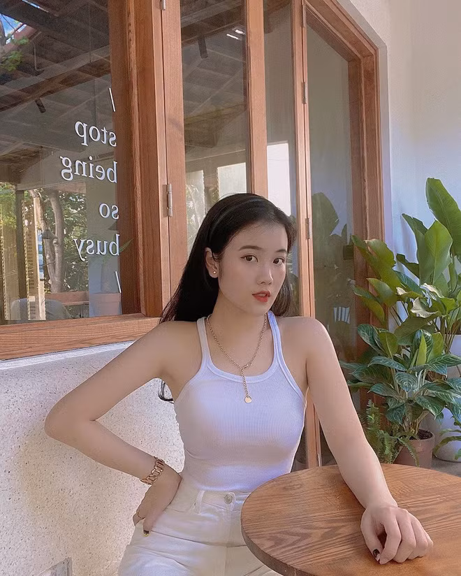 Mỗi khi diện áo hở rốn hay ôm sát, Hoàng Anh Ốc lại khoe được vòng eo siêu nhỏ không chút mỡ thừa.