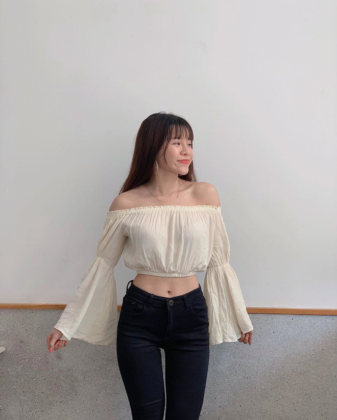 Yến Xuân (người yêu Lâm Tây) thì không có gì phải bàn tán nhiều vì cô nàng vốn dĩ là một PT online. Việc sở hữu body thuộc top đầu trong dàn WAGs Việt là điều quá hiển nhiên. Nếu chăm theo dõi Instagram của Yến Xuân, bạn có thể học được rất nhiều tips ăn uống, tập tành giữ dáng và thậm chí còn được ngắm "cơ bụng số 11" của cô nàng khi diện bikini.