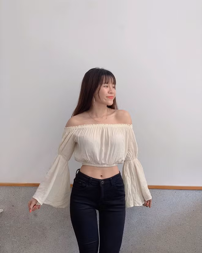 Yến Xuân (người yêu Lâm Tây) thì không có gì phải bàn tán nhiều vì cô nàng vốn dĩ là một PT online. Việc sở hữu body thuộc top đầu trong dàn WAGs Việt là điều quá hiển nhiên. Nếu chăm theo dõi Instagram của Yến Xuân, bạn có thể học được rất nhiều tips ăn uống, tập tành giữ dáng và thậm chí còn được ngắm "cơ bụng số 11" của cô nàng khi diện bikini.