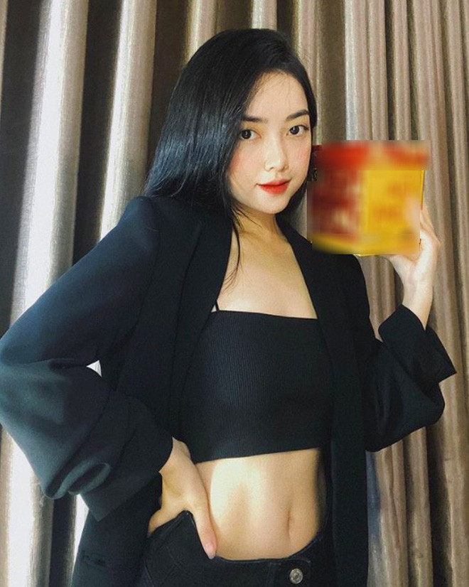 Một bóng hồng khác cũng sở hữu đường cơ bụng chuẩn chỉnh nhưng lại không mấy khi "show" ra chính là Mai Hà Trang (người yêu Đức Chinh). Với gương mặt xinh xắn cùng body cân đối, Hà Trang luôn biết cách thu hút mọi ánh nhìn mỗi khi cô xuất hiện.