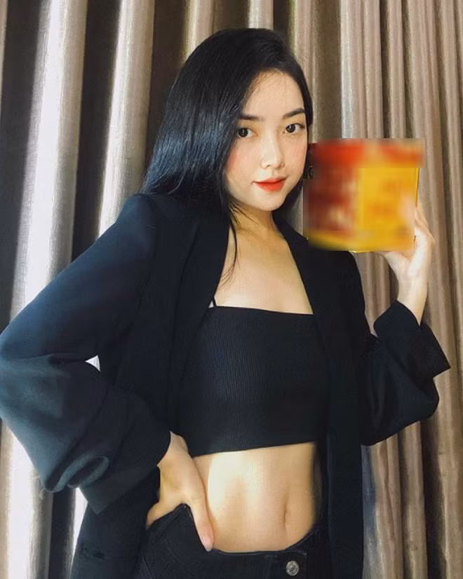 Một bóng hồng khác cũng sở hữu đường cơ bụng chuẩn chỉnh nhưng lại không mấy khi "show" ra chính là Mai Hà Trang (người yêu Đức Chinh). Với gương mặt xinh xắn cùng body cân đối, Hà Trang luôn biết cách thu hút mọi ánh nhìn mỗi khi cô xuất hiện.