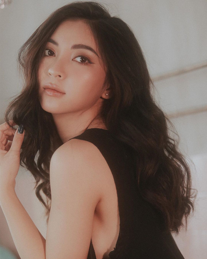 Đáng chú ý là dàn WAGs Việt hiện tại đều rất xinh đẹp và nóng bỏng chẳng kém gì dàn WAGs quốc tế. Đó cũng là lý do vì sao mà họ nhận được rất nhiều lượt follow trên mạng xã hội và mọi "nhất cử nhất động" đều được dân tình để ý. Đặc biệt, khi mùa hè vừa tới thì cuộc chiến khoe "eo thon bụng phẳng" của dàn WAGs Việt lại càng sôi sục và khó phân thắng bại hơn.