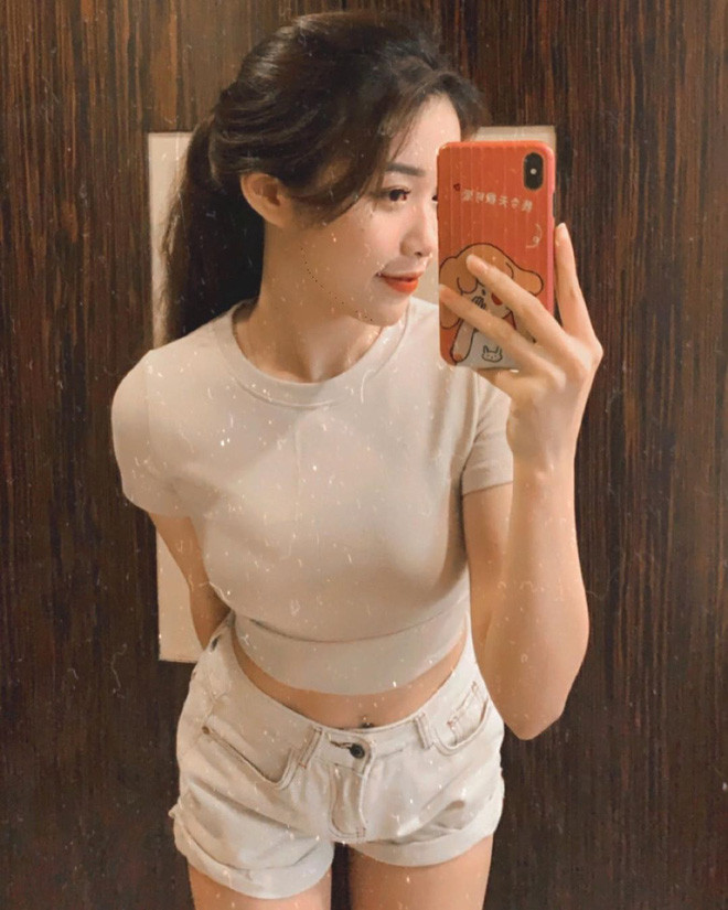 Trùm cuối trong danh sách này phải kể đến Nhung Bum (người yêu Văn Toàn). Không chỉ sở hữu body nóng bỏng, "hot girl làng võ" còn tự tin khoe eo với đường cơ bụng nhú nhẹ trong những bức hình được cô đăng tải trên Instagram cá nhân.