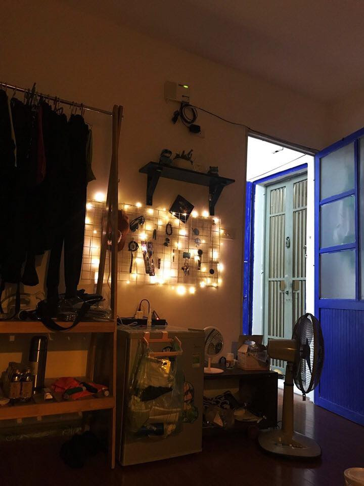 Bên cạnh đó, nhiều ý kiến cho rằng căn phòng bài trí khá bừa bộn và rối mắt. Có quá nhiều chi tiết và hoa văn tạo nên cảm giác bí bức.