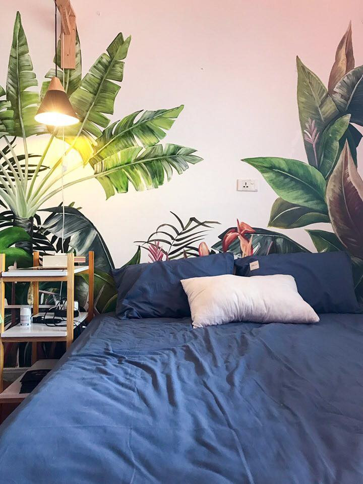 Dũng là người lên ý tưởng, mua đồ nội thất, dọn dẹp và chọn màu sơn còn bức tranh cây cỏ mang hơi hướng nhiệt đới trên tường là do em gái anh thực hiện. Tổng chi phí để "tân trang" lại căn phòng là 10 triệu đồng.