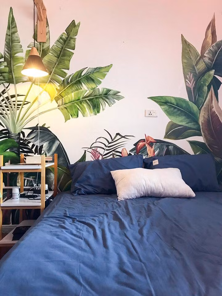 Dũng là người lên ý tưởng, mua đồ nội thất, dọn dẹp và chọn màu sơn còn bức tranh cây cỏ mang hơi hướng nhiệt đới trên tường là do em gái anh thực hiện. Tổng chi phí để "tân trang" lại căn phòng là 10 triệu đồng.