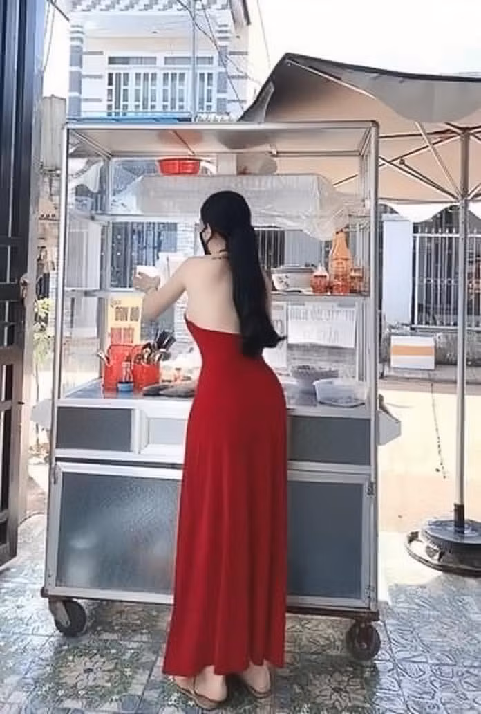 Chiếc váy màu đỏ cùng mái tóc đen dài cũng tôn lên làn da của cô nàng.