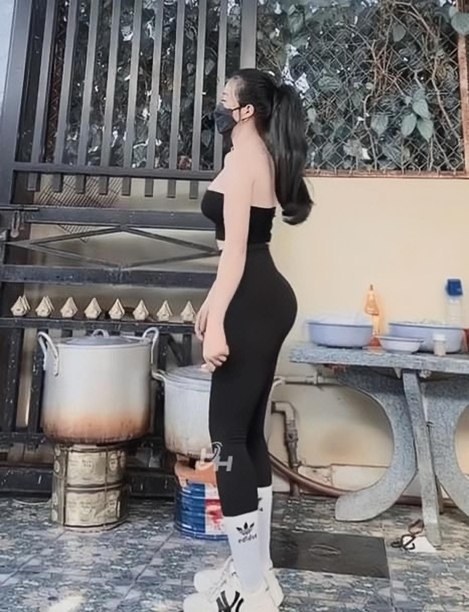 Trên trang Tiktok cá nhân, cô chủ bán cháo cũng thường xuyên chia sẻ những hình ảnh luyện tập để có được body gọn gàng, săn chắc.