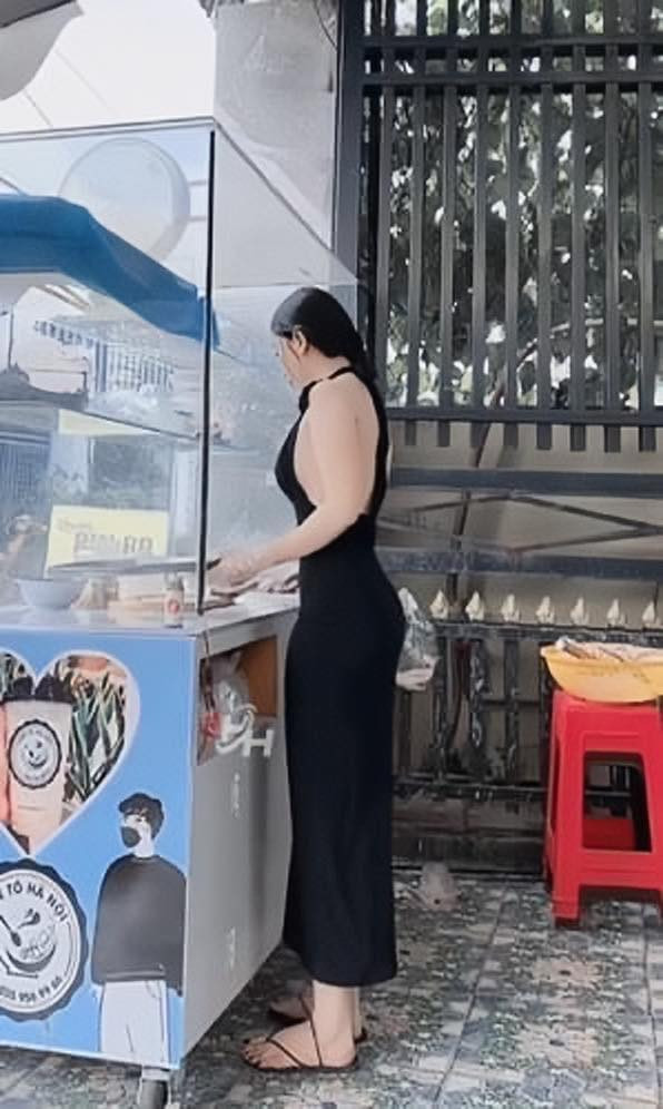 Cô nàng thường mặc váy body ôm sát khoe trọn đường cong cơ thể.