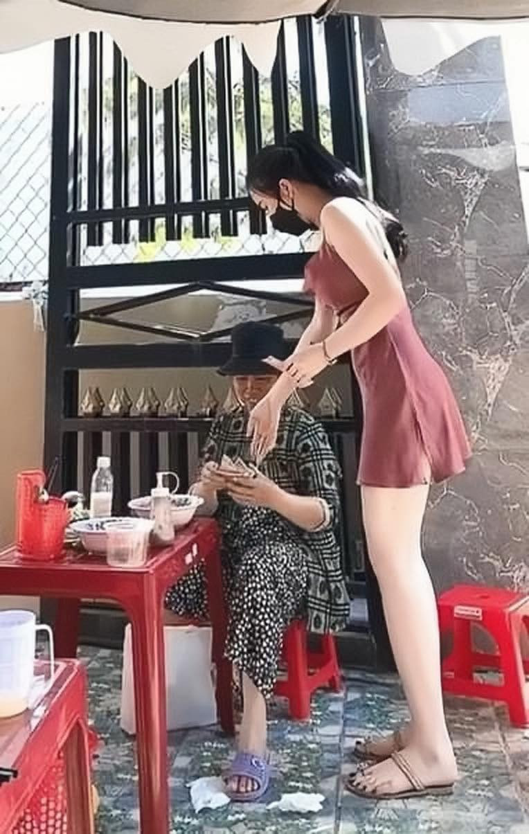 Khách hàng đến quán là những người dân quanh khu vực sinh sống của cô gái.