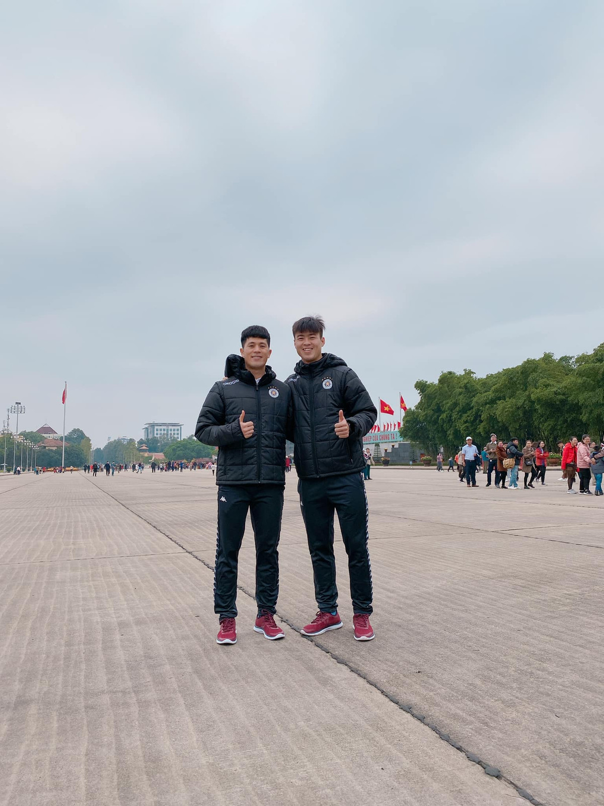 Không nói quá nhiều, Đình Trọng đăng tải ảnh chụp chung với Duy Mạnh cùng biểu tượng mạnh mẽ, quyết tâm. Cả hai là những người bạn cực thân thiết, cùng lớn lên với nhau.