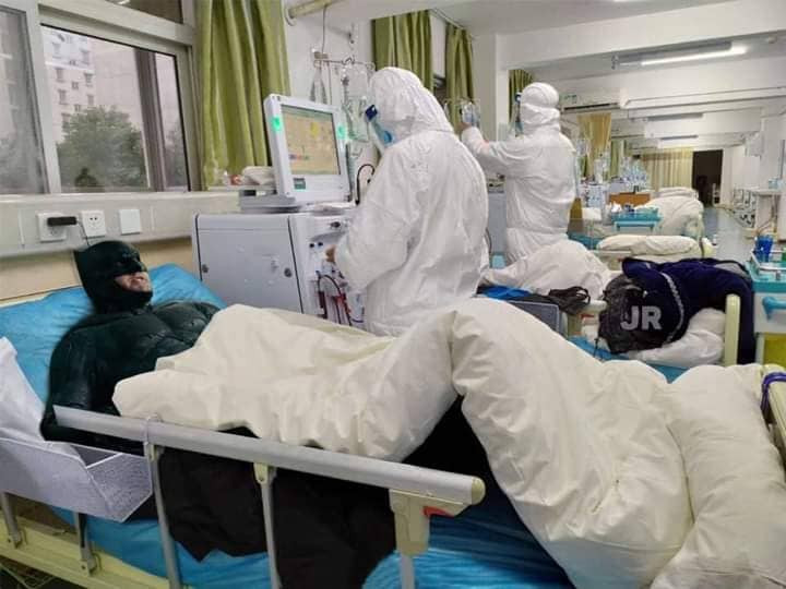 Batman cũng dính dịch, nằm chữa trị tại bệnh viện. Chính vì vậy không ai được chủ quan trước loại virut cực kỳ nguy hiểm này.