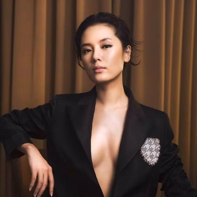 Đang trên đỉnh cao sự nghiệp, Phương Linh bất ngờ rút lui dần và chỉ biểu diễn ở những show diễn mà bản thân cảm thấy phù hợp. Ít lên tiếng trước truyền thông và khán giả, Phương Linh được mọi người gắn cho biệt danh: Nữ ca sĩ lười nhất showbiz Việt. Không may, nữ ca sĩ thừa nhận điều này và cho rằng bản thân không muốn thay đổi, lại càng không thích bon chen với V-pop sôi động.