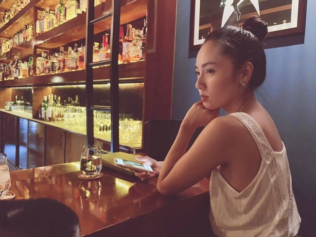 Dù không kiếm tiền chủ yếu bằng việc đi hát nhưng Phương Linh vẫn có cuộc sống nhiều người mơ ước ở tuổi 36. Trong một lần chia sẻ trên trang cá nhân, nữ ca sĩ sinh năm 1984 bất ngờ tiết lộ hiện đang sở hữu 188 cây vàng. Theo đó vào năm 2011, cô đã mua khối lượng vàng lớn về cất dưới gầm giường. Suốt 8 năm qua cô vẫn chưa động đến vì vàng rớt giá. Tuy nhiên thời điểm vàng tăng, Phương Linh quyết định "xả" hết.