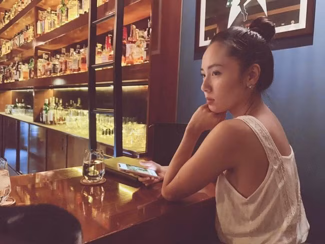 Dù không kiếm tiền chủ yếu bằng việc đi hát nhưng Phương Linh vẫn có cuộc sống nhiều người mơ ước ở tuổi 36. Trong một lần chia sẻ trên trang cá nhân, nữ ca sĩ sinh năm 1984 bất ngờ tiết lộ hiện đang sở hữu 188 cây vàng. Theo đó vào năm 2011, cô đã mua khối lượng vàng lớn về cất dưới gầm giường. Suốt 8 năm qua cô vẫn chưa động đến vì vàng rớt giá. Tuy nhiên thời điểm vàng tăng, Phương Linh quyết định "xả" hết.