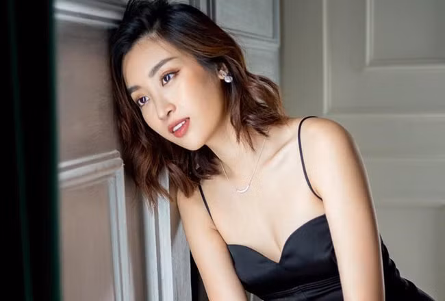 Cuộc sống sang chảnh của Hoa hậu Việt Nam 2016 Đỗ Mỹ Linh lại được thể hiện hành trình khám phá các quốc gia trên thế giới. Trên trang Facebook cá nhân, Mỹ Linh thường xuyên đăng tải hình ảnh về những chuyến du lịch xa hoa, cũng như sắm sửa loạt đồ hiệu đắt tiền đến từ các thương hiệu như Chanel, Dior, Louis Vuitton...tổng giá trị ước tính phải lên đến hàng tỷ đồng.