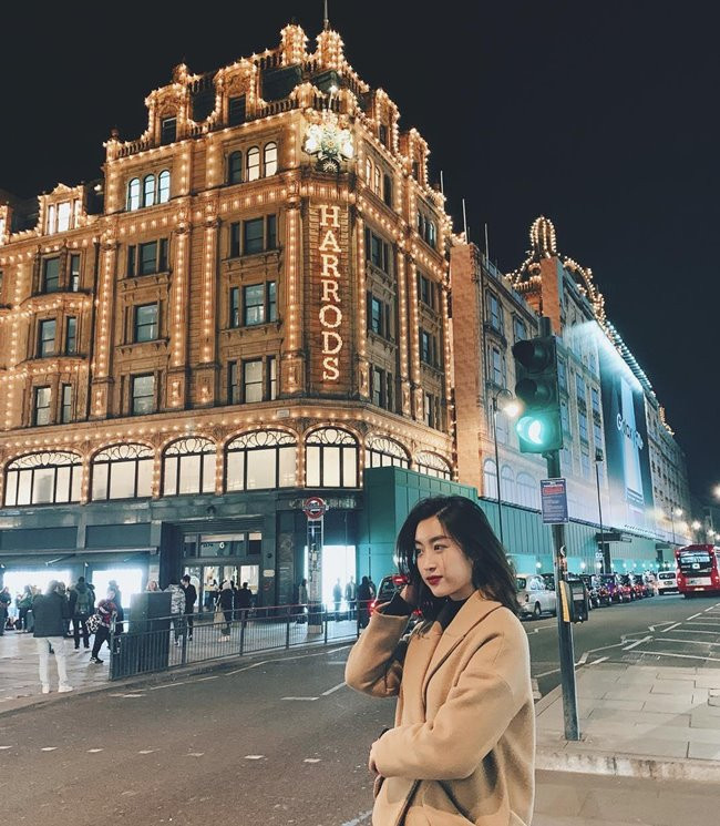 Là hoa hậu kín tiếng nhất nhì Việt Nam, Đỗ Mỹ Linh gần như chưa từng hé lộ bất cứ thông tin gì về đời tư, đặc biệt là bạn trai. Nhiều người còn tưởng cô FA cho đến mới đây, bất ngờ rò rỉ hình ảnh nàng hậu này hẹn hò và có cử chỉ thân mật cùng một chàng trai. Dân mạng nhanh chóng tìm ra danh tính người này chính là Dương Bảo Hưng - em trai BTV Ngọc Trinh. Anh cũng là tình cũ của loạt Á hậu nổi tiếng Tú Anh, Huyền My,....